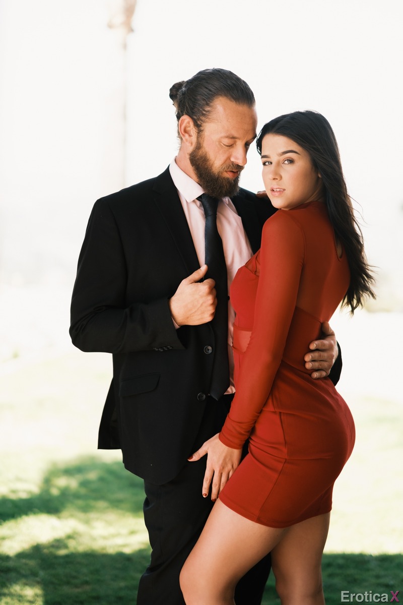 Stunning Brunette Babe Gets Fucked In The Garden-03