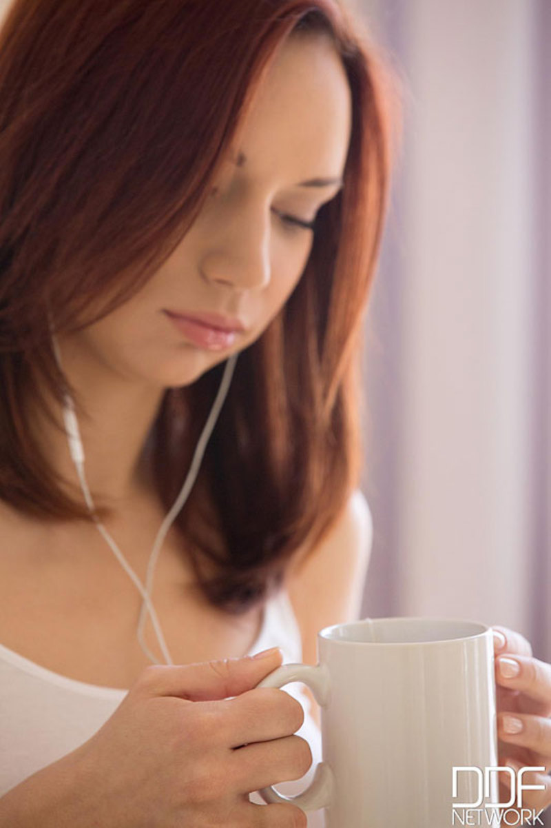 Sexy Newcomer Playing With Her Pussy-00