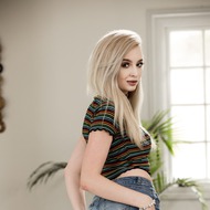 Sweet Lexi Lore Gives A Quick Blowjob-01
