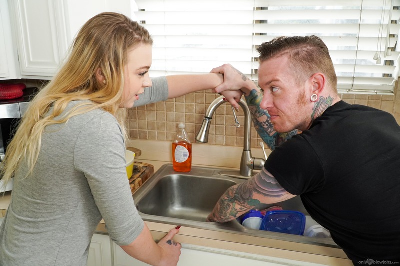 Ashley Manson Gives Blowjob In The Kitchen-03