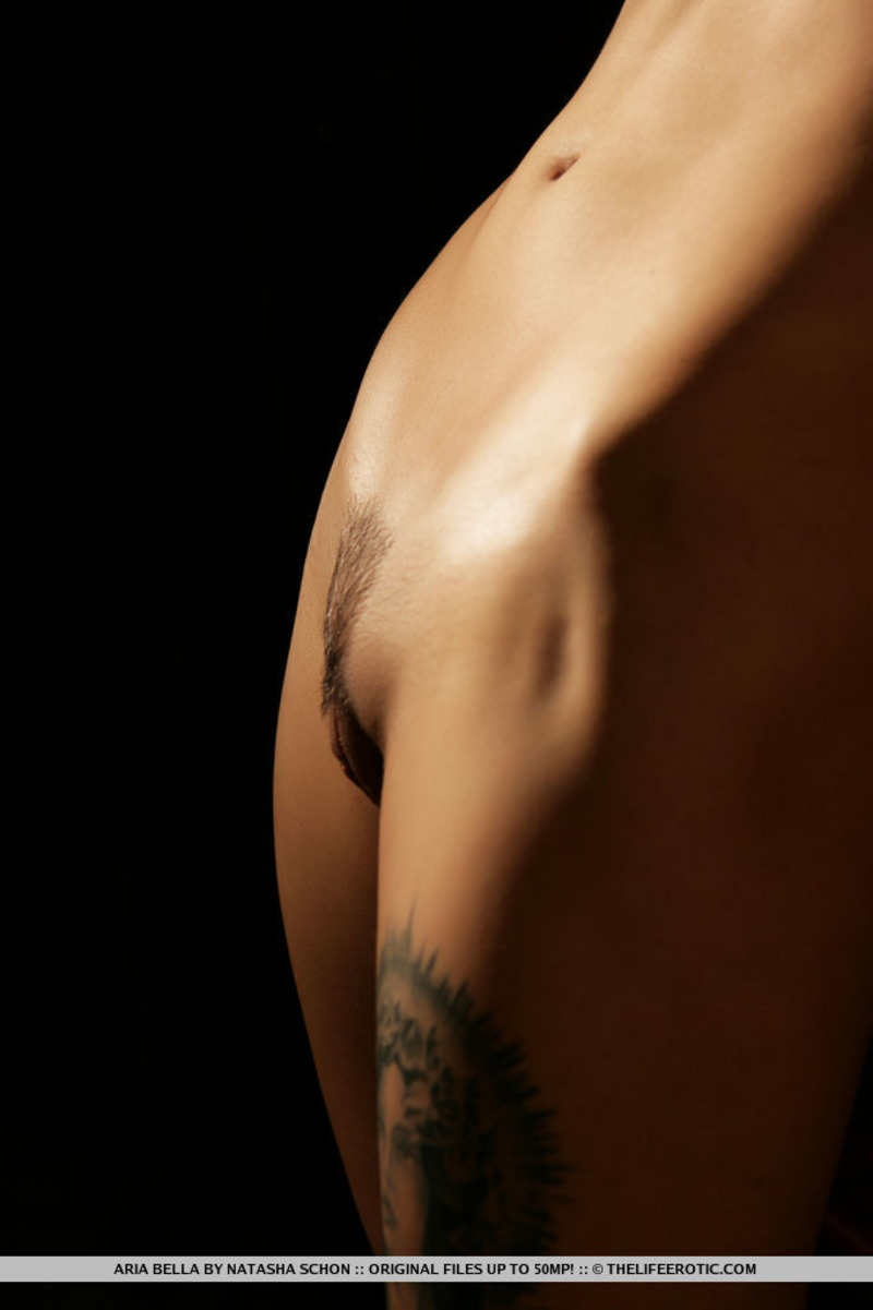 Tattooed Chick In The Dark-09