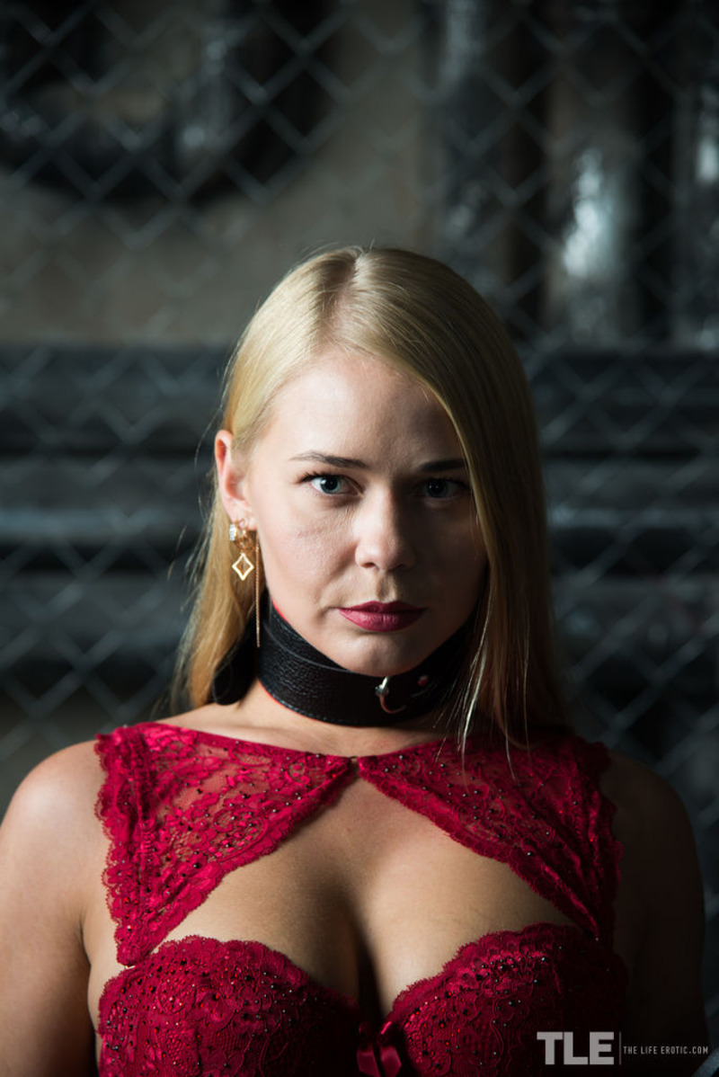 Kinky Blonde Sarika-12