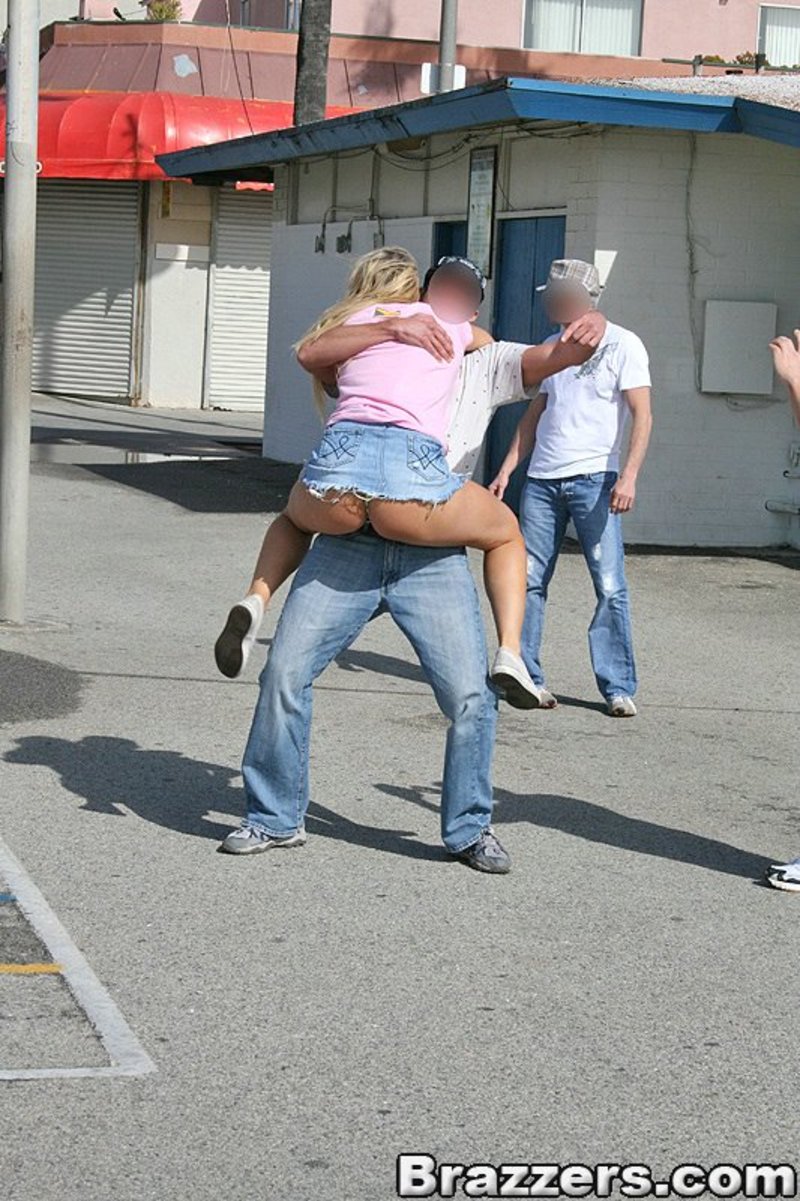 Brooke Scott showing her privates to the general fanbased public-04
