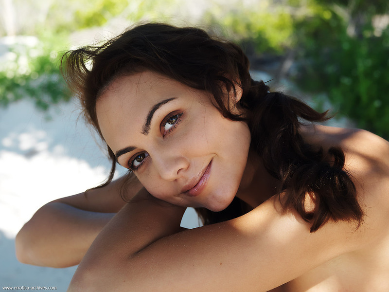 hot brunette babe outdoor-15